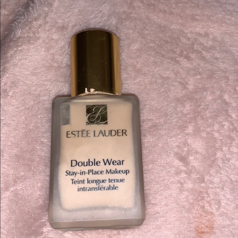 Estée Lauder double wear stay in place makeup